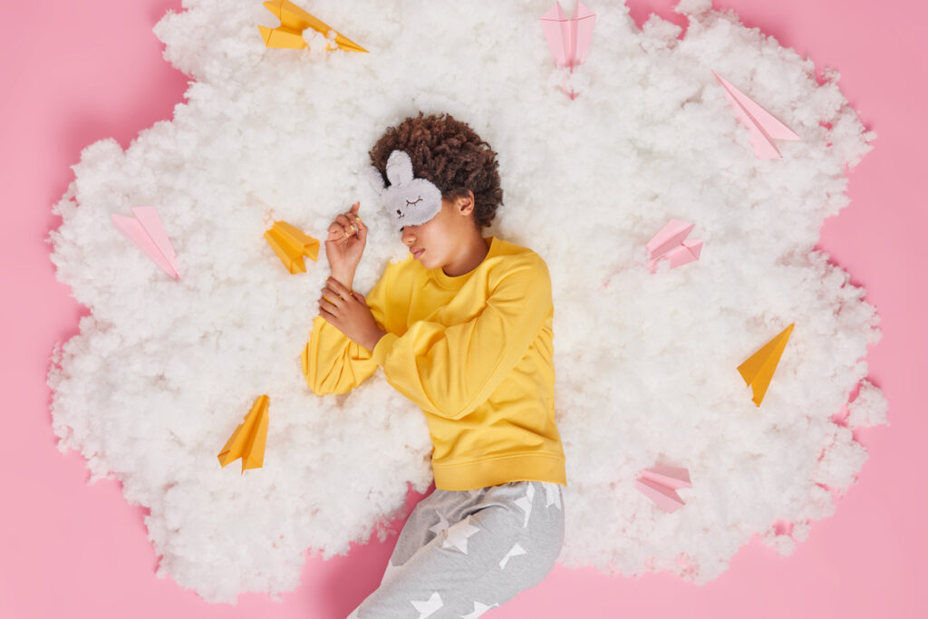 Девушка спокойно спит в маске для сна