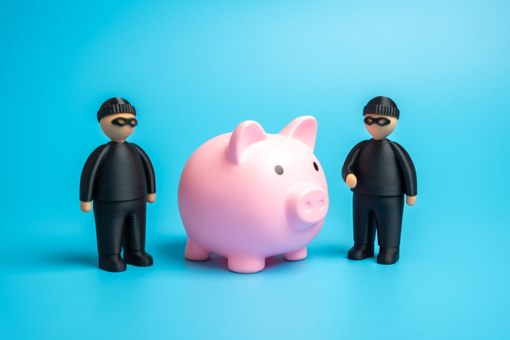 Два мошенника рядом с копилкой