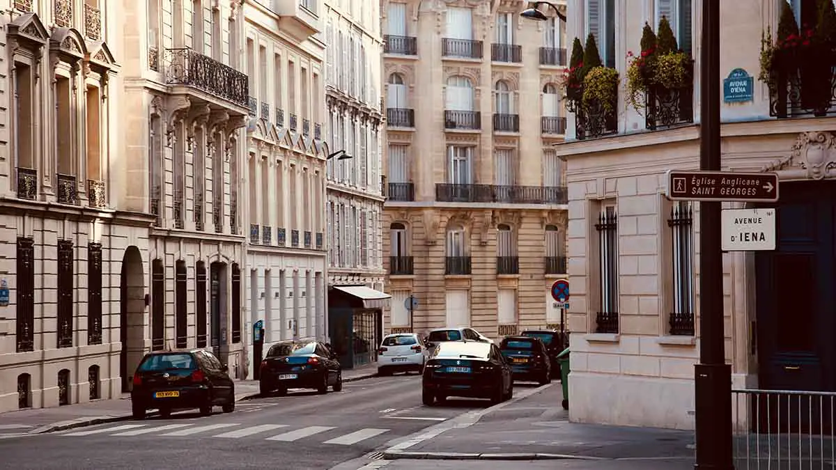 Фермеры вывалили 30 тонн картофеля у стен парламента Франции в Париже