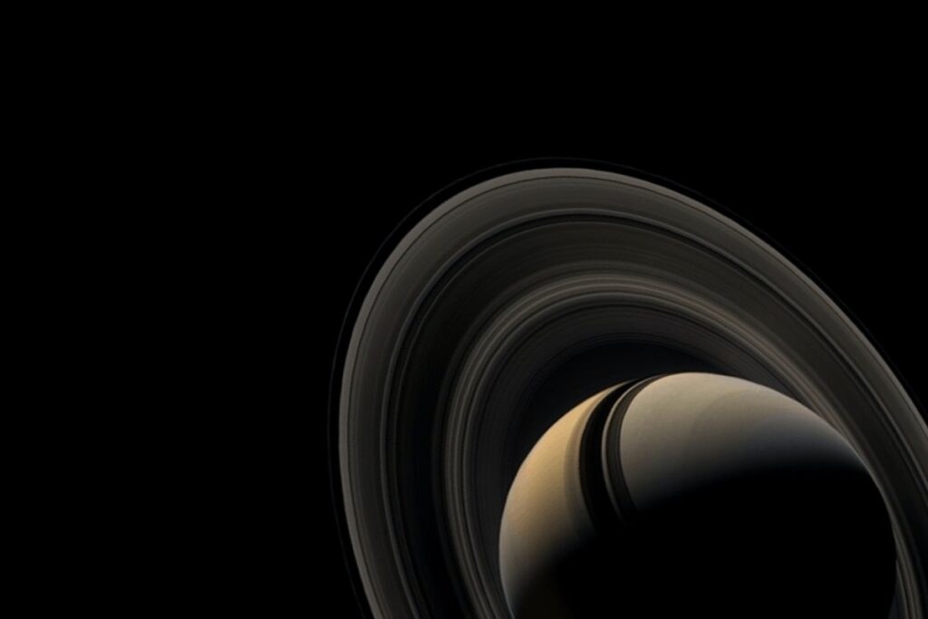 Космический фон с Сатурном