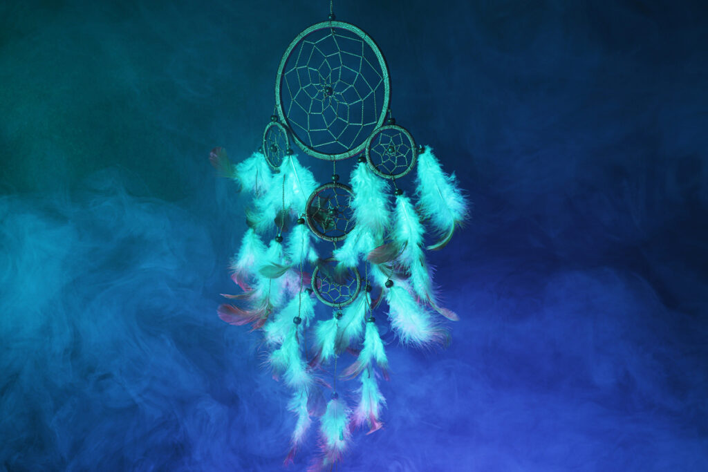 Красивый ловец снов и дым