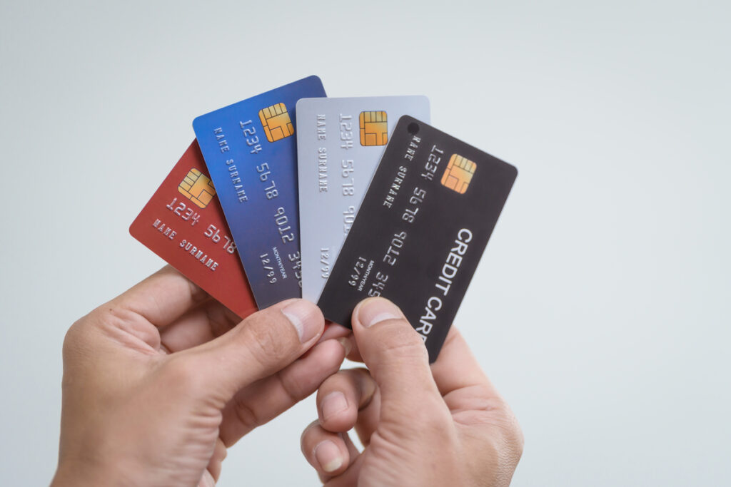 Крупный план мужчины, держащего банковскую кредитную карту