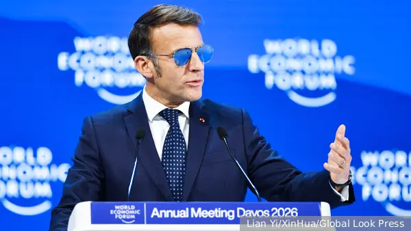 Макрона высмеяли за появление в очках на форуме Давоса
