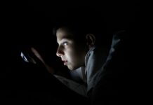 Привычки, которые на самом деле — инстинкты выживания Мальчик перед сном смотрит в телефон