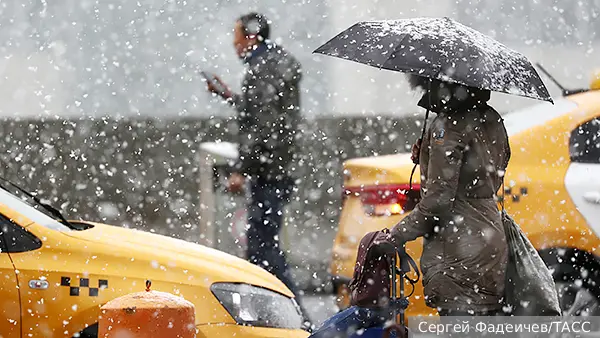Снегопад в Москве взвинтил цены на такси в разы