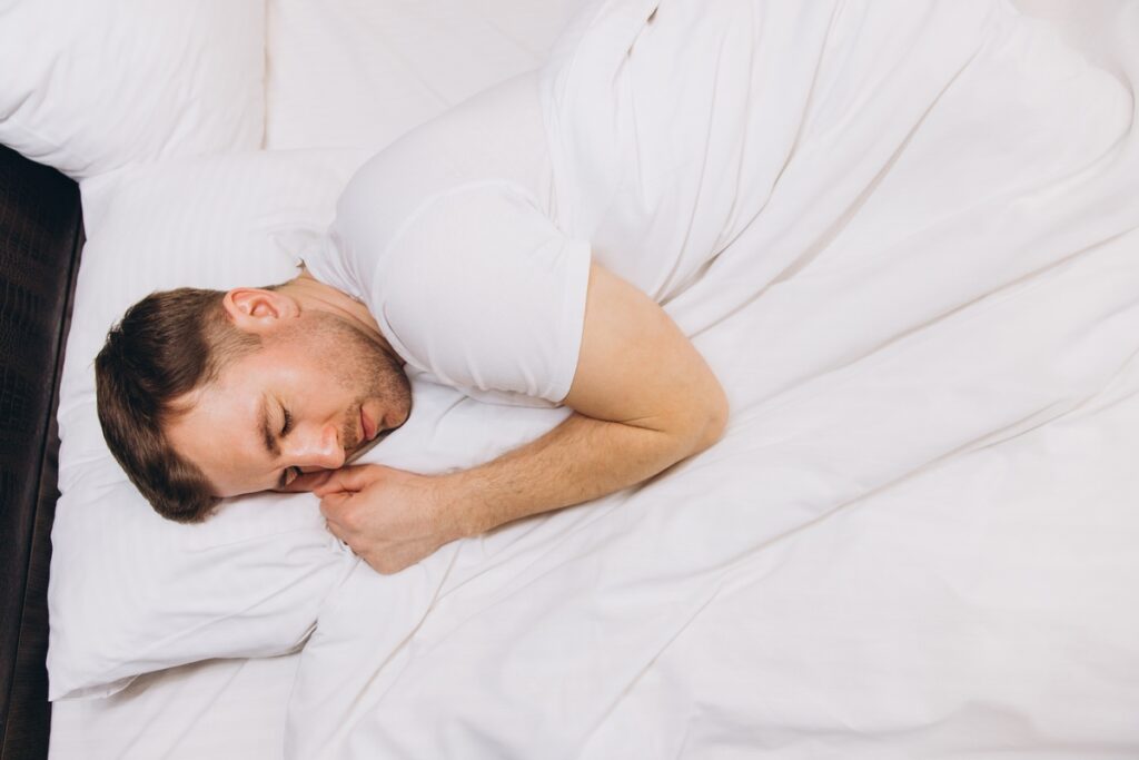 Мужчина мирно спит в постели