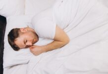 Сознание может заглядывать в будущее Мужчина мирно спит в постели