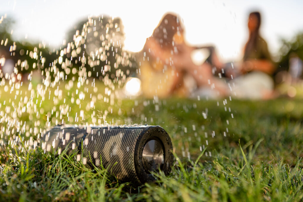 Музыкальная колонка под дождём