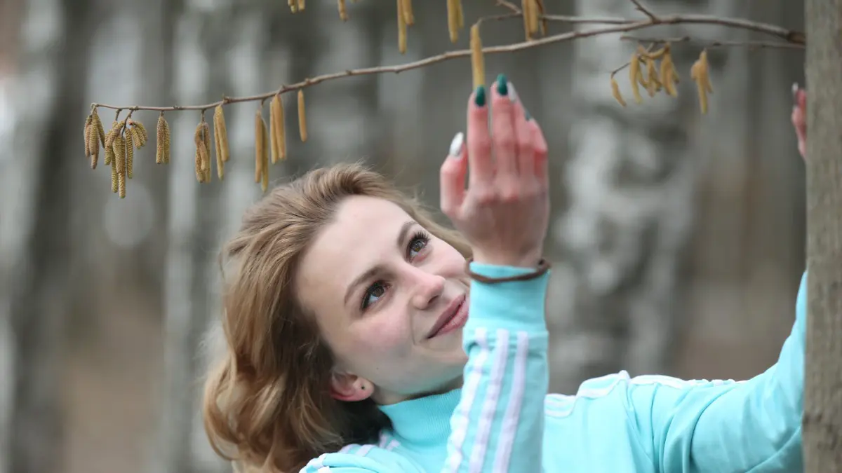 Москвичка Оксана Малинина любуется распускающейся березой в поселении Московский в ТиНАО