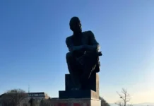 Памятник Ленину в Находке под защитой полиции Приморского края pamyatnik leninu v nahodke pod zashhitoj policzii primorskogo kraya-gazetart-ru-0