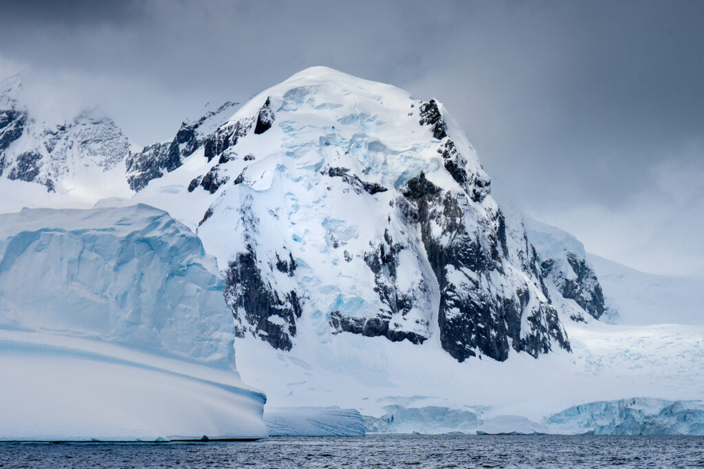 Пейзаж айсбергов в океане под облачным небом в Антарктиде