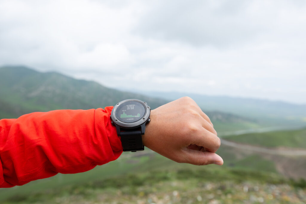 Путешественник проверяет высоту на спортивных часах