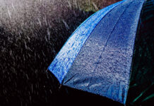 Неожиданно увлекательные факты о дожде Разноцветный зонт под каплями дождя