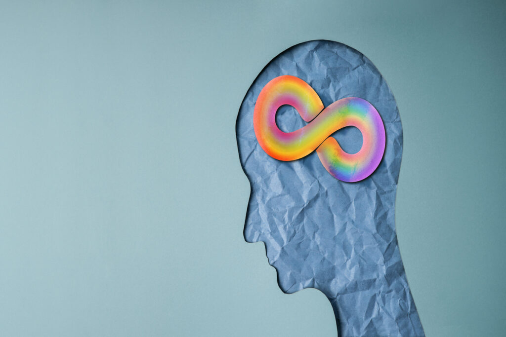 Символ бесконечности на вырезанной бумажной голове
