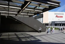 ТЦ «Авиапарк» обеспечивает безопасность птиц в своих сетках tcz aviapark obespechivaet bezopasnost pticz v svoih setkah-gazetart-ru-0