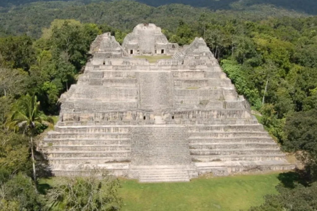 Царская гробница Те К’аб Чаака в Караколе