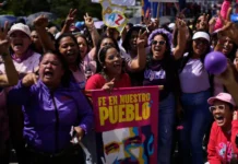 В Каракасе тысячи женщин поддержали Силию Флорес и Николаса Мадуро v karakase tysyachi zhenshhin podderzhali siliyu flores i nikolasa maduro-gazetart-ru-0