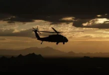 Венесуэла в огне, Black Hawk ВВС США патрулируют Каракас после взрывов у Боливара venesuela v ogne vvs ssha patruliruyut karakas posle vzryvov u bolivara-gazetart-ru-0