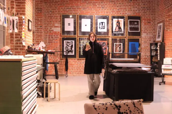 Выставка графики PARAZIT и Стаса Казимова вдохновляет гостей в «Гутенберге»-0