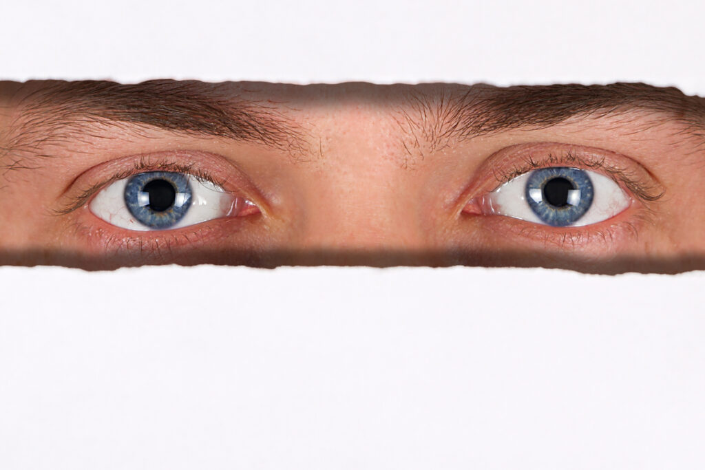 Взрослый мужчина с голубыми глазами