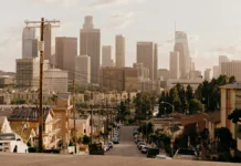 Автомобили на шоссе Калифорнии пережили снежную бурю в США avtomobili na shosse kalifornii perezhili snezhnuyu buryu v ssha-gazetart-ru-0