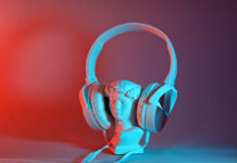 Аудиокниги и подкасты: обучение на ходу Белые накладные наушники с проводом на античном бюсте