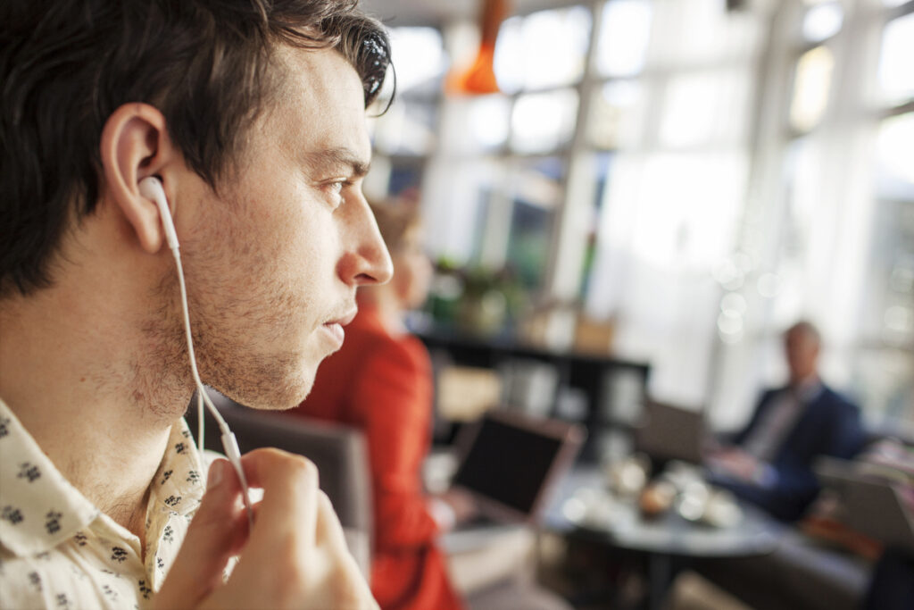 Бизнесмен в наушниках в ресторане