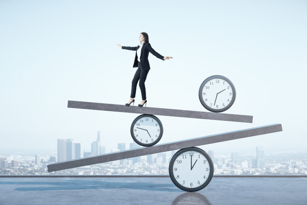 Деловая женщина, идущая по весам из часов на фоне города