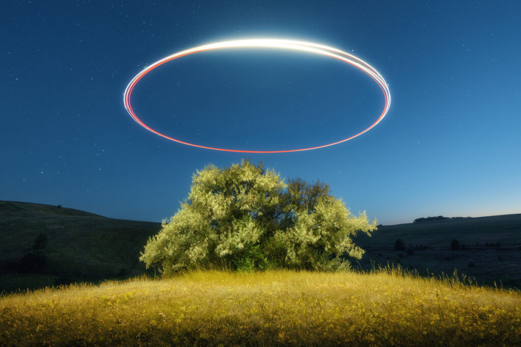 Дерево и НЛО ночью