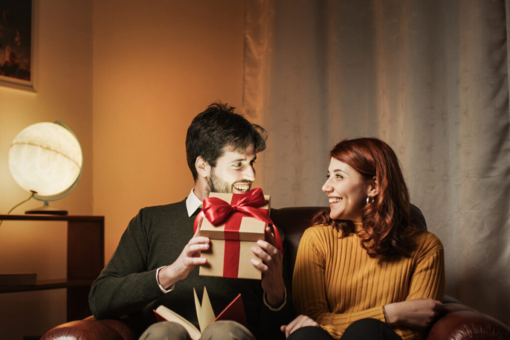 Девушка дарит своему парню подарок