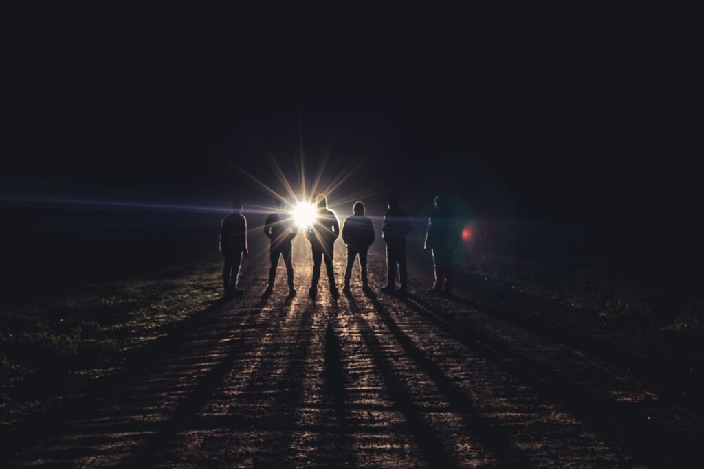 Группа людей на ночной дороге