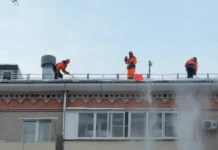 Комплекс городского хозяйства Москвы очищает крыши от снега kompleks gorodskogo hozyajstva moskvy ochishhaet kryshi ot snega-gazetart-ru-0