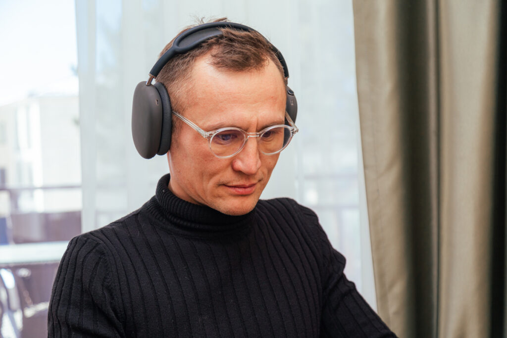 Крупный план сосредоточенного мужчины, работающего дома