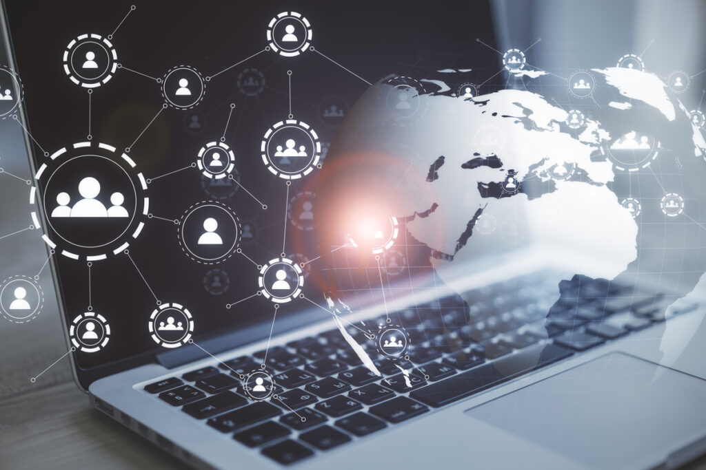 Несколько значков приложений на фоне ноутбука и значки социальных сетей
