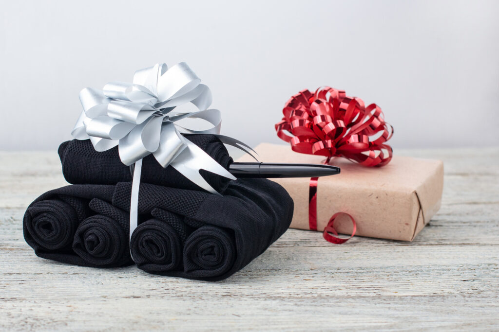 Носки свёрнуты в форму танка