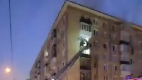 СМИ: Огонь охватил лестничные пролеты дома на Пресненском валу до восьмого этажа