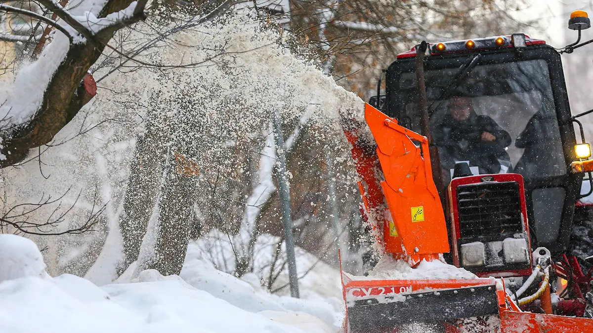 Масштабные работы по очистке города от снега продолжаются в Москве