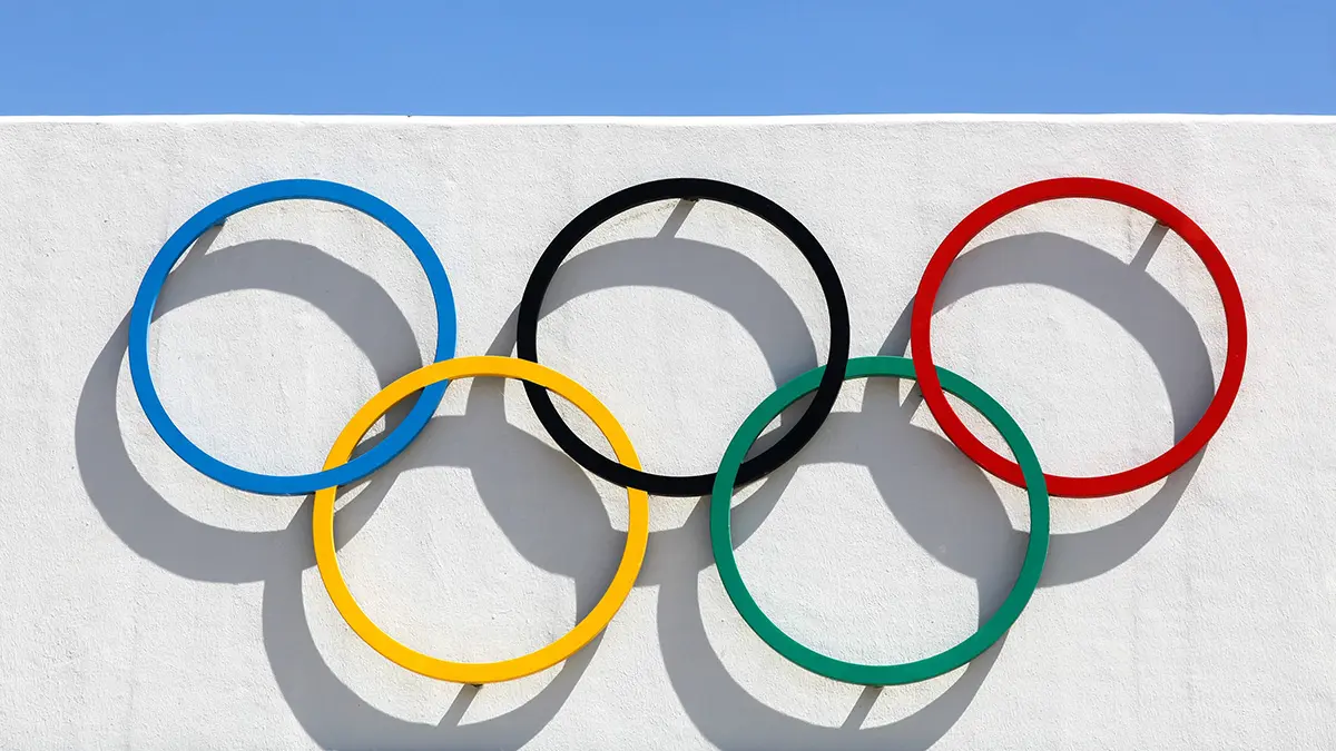 Болельщики вывесили флаг России во время выступления фигуриста Гуменника