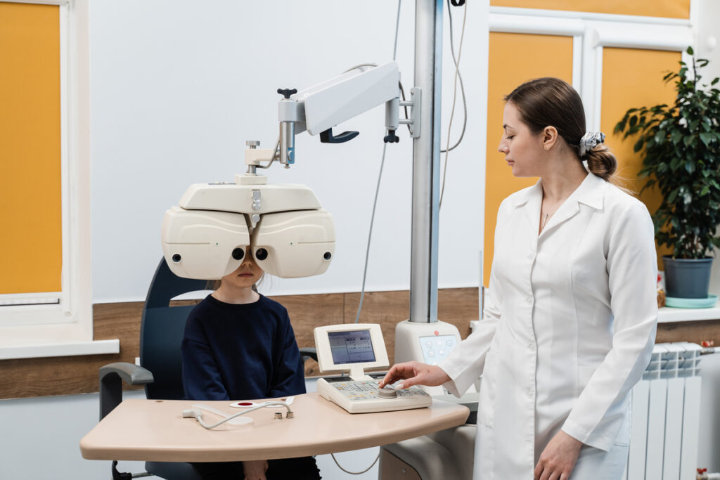 Ребенок смотрит в аппарат для измерения зрения