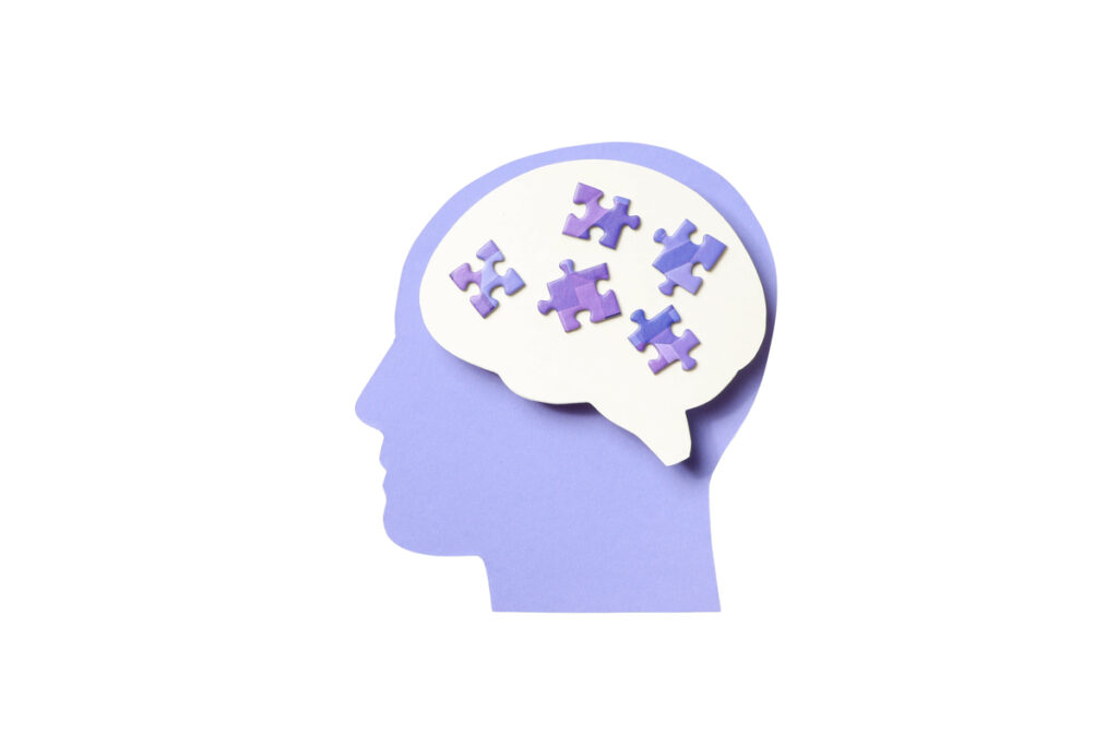 Силуэт мозга, обрамлённый фрагментами пазла