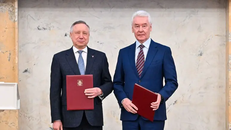 Мэр Москвы Сергей Собянин и губернатор Санкт-Петербурга Александр Беглов на подписании соглашения о сотрудничестве в сфере здравоохранения