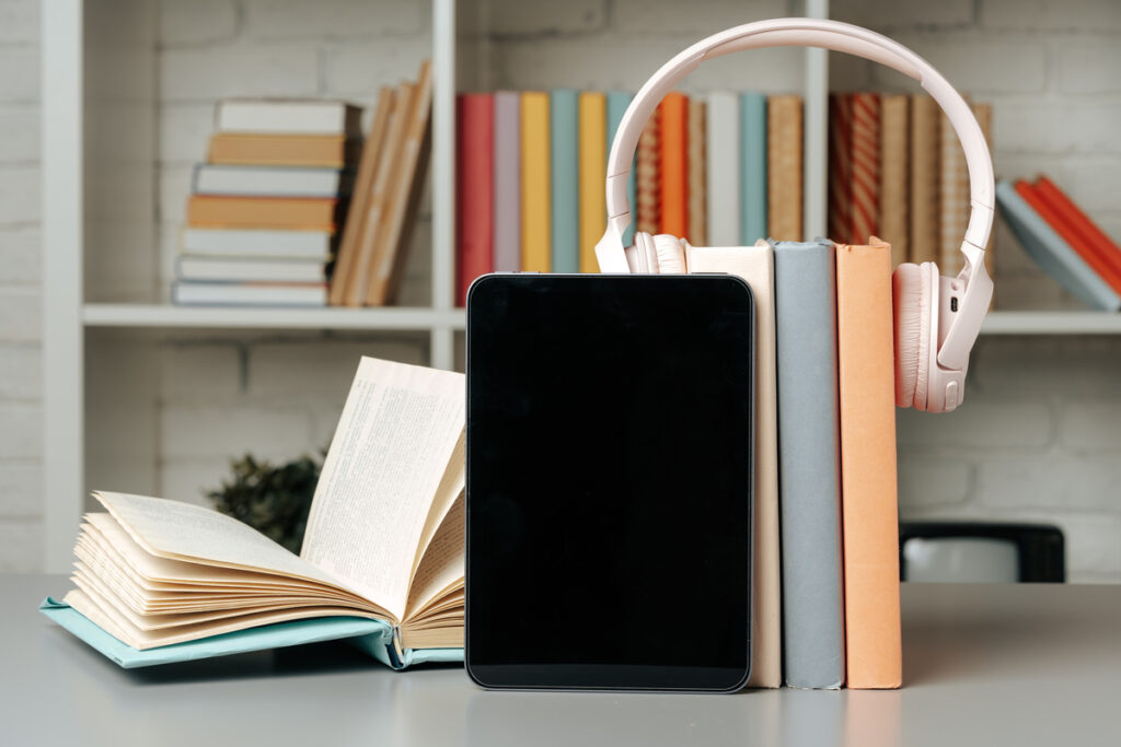 Цифровой планшет с книгами в библиотеке