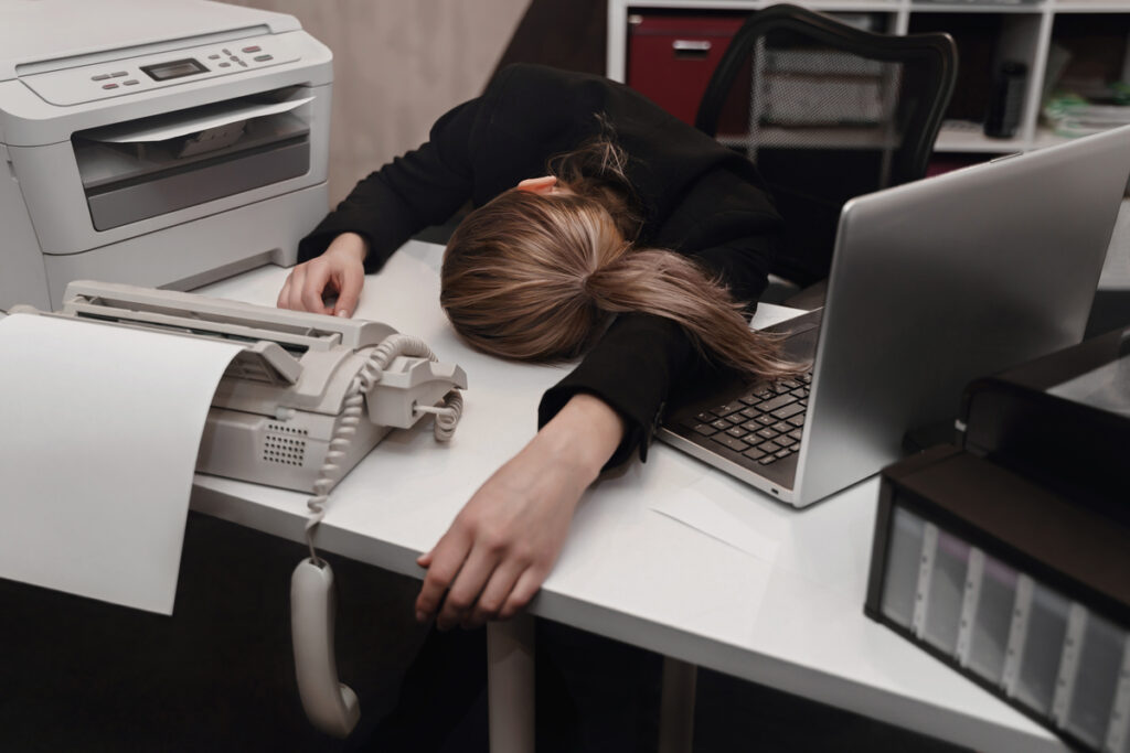 Уставшая деловая женщина спит на столе