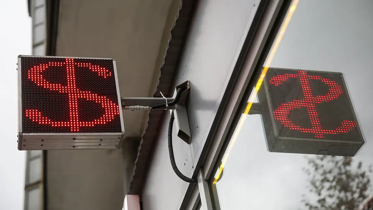 Курс доллара поднялся выше 87 рублей