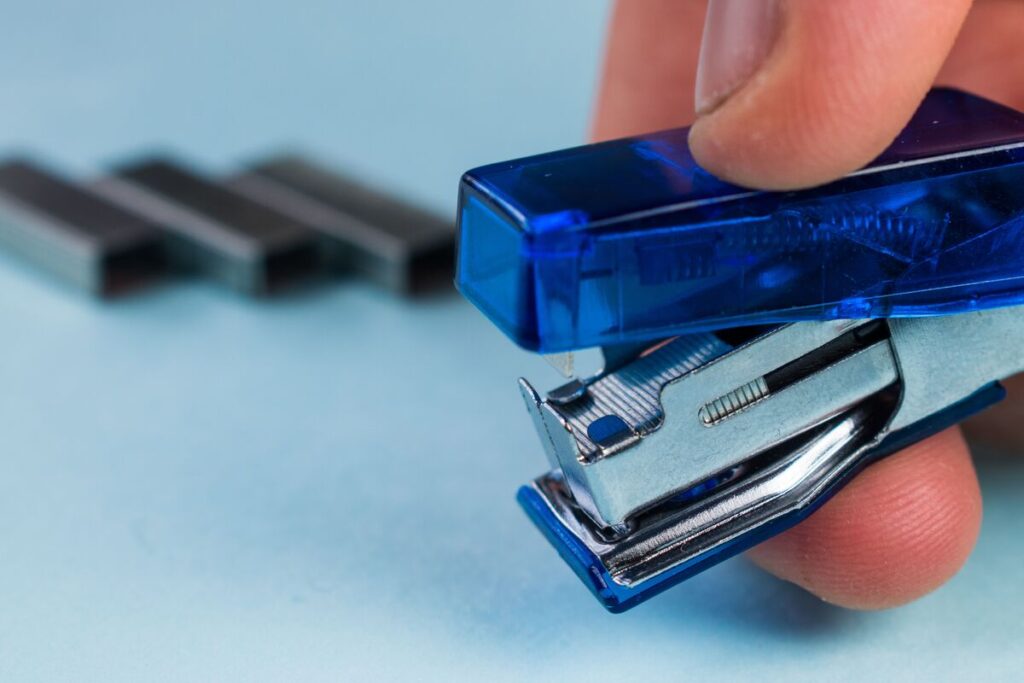 Человек, держащий степлер