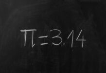 Праздники на каждый день марта Число Пи написан мелом на школьной доске