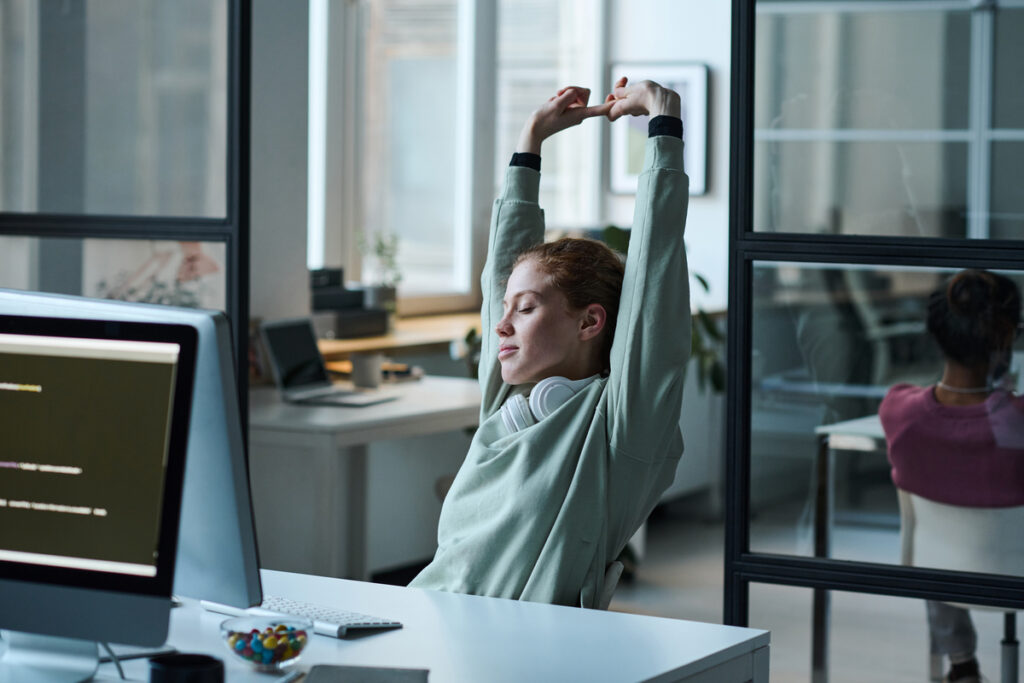 Девушка делает короткий перерыв во время работы