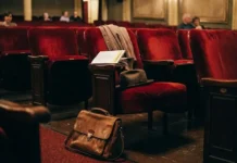 ilya rusyaev oshtrafovan za to chto pytalsya zanyat chuzhoe mesto v teatre-gazetart-ru-0