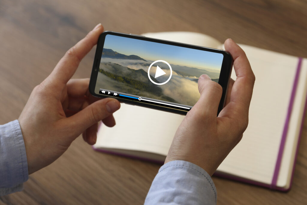 Крупный план рук женщины, смотрящей видео о природе