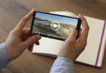 Крупный план рук женщины, смотрящей видео о природе